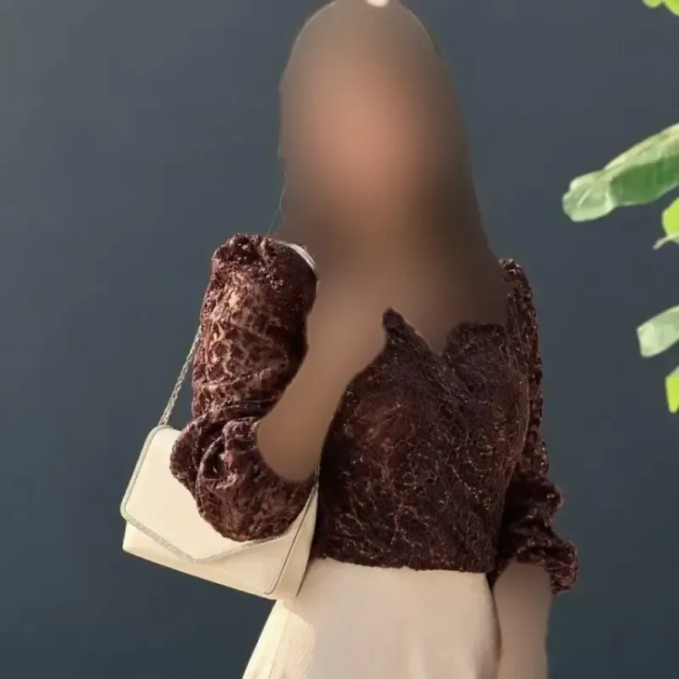 کیف مجلسی نگین کاری شده دور نگین با بند دوشی زنجیری رنگ موکا مشکی نسکافه ای شکلاتی
