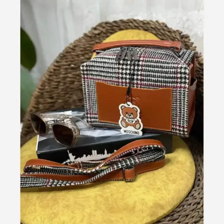 کیف زنانه Moschino جنس فوتر ابعاد 15 در 21 سانت