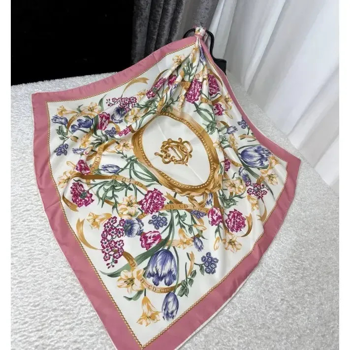 روسری ساتن قواره 140 طرح رزگلد آبی روشن